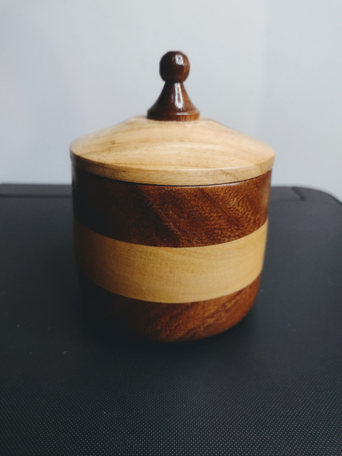 Alhajero en maderas de parota y primavera